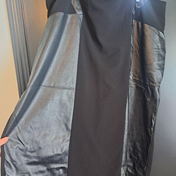 Plus size women's black skirt - Picture 2 of 3